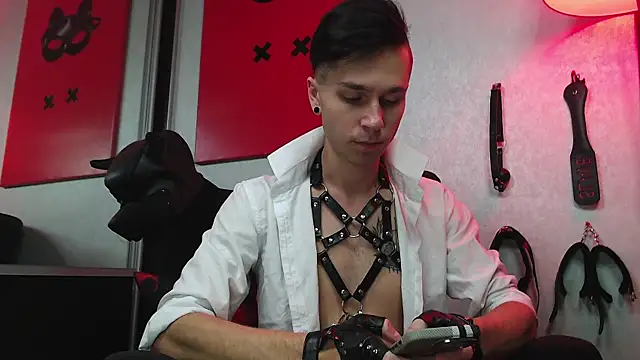 Joseph  Quinn online show from 03.12.25