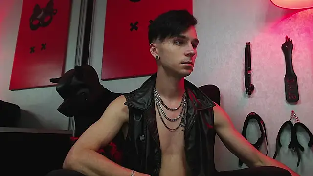 Joseph  Quinn online show from 03.13.25