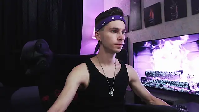 Joseph  Quinn online show from 09.15.25