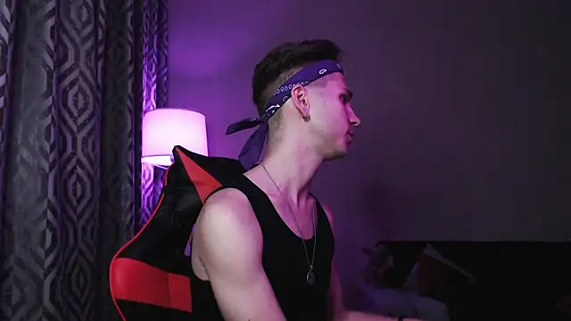 Joseph  Quinn online show from 10.15.25