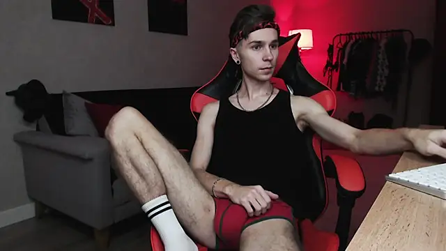 Joseph  Quinn online show from 11.15.25