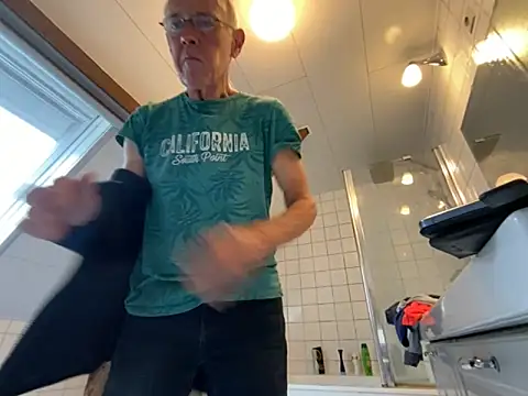 Snapshot of martxxxxx chatting on 09.18.25 martxxxxx online show from 09.18.25