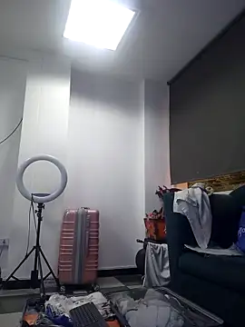 Snapshot of AnthonelaDuque chatting on 11.28.25 AnthonelaDuque online show from 11.28.25