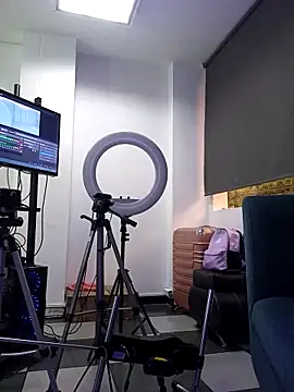 Snapshot of AnthonelaDuque chatting on 11.30.25 AnthonelaDuque online show from 11.30.25