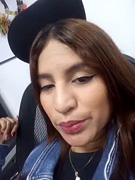 Snapshot of AnthonelaDuque chatting on 12.16.25 AnthonelaDuque online show from 12.16.25