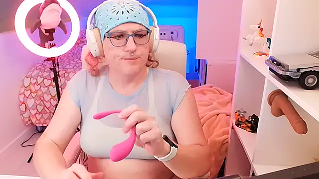 Snapshot of TransCayenne chatting on 11.06.25 TransCayenne online show from 11.06.25