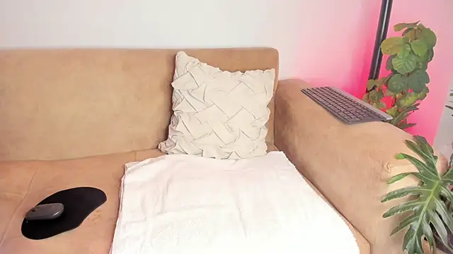 Snapshot of iam-ella18 chatting on 11.28.25 iam-ella18 online show from 11.28.25