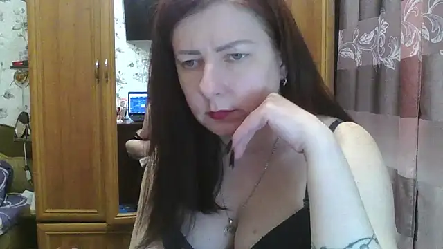 Snapshot of SophieNightAh chatting on 01.10.25 SophieNightAh online show from 01.10.25