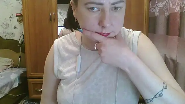 Snapshot of SophieNightAh chatting on 02.19.25 SophieNightAh online show from 02.19.25