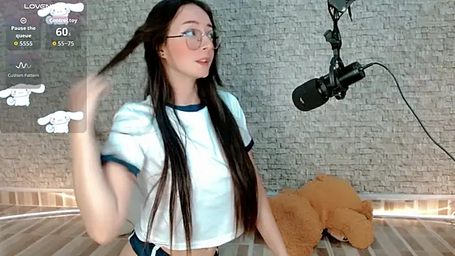 Snapshot of emma_unu chatting on 04.17.26 emma unu online show from 04.17.26