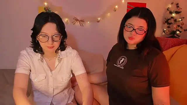 Snapshot of Gaby_Danna chatting on 12.21.25 Gaby Danna online show from 12.21.25