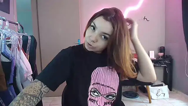 Snapshot of HotRuiva chatting on 12.24.24 HotRuiva online show from 12.24.24