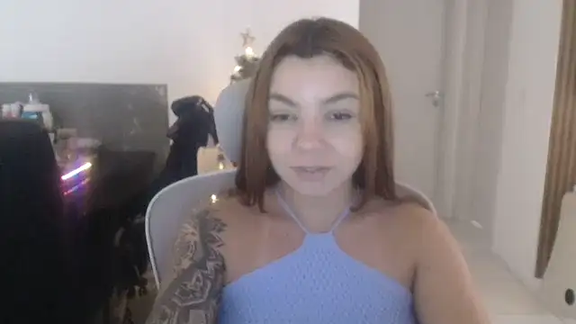 Snapshot of HotRuiva chatting on 11.23.25 HotRuiva online show from 11.23.25