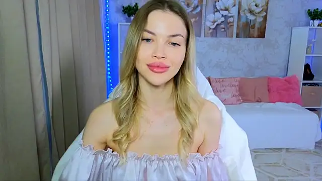Snapshot of EmmyMills chatting on 03.25.26 EmmyMills online show from 03.25.26