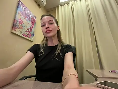 Snapshot of EmmyMills chatting on 04.01.26 EmmyMills online show from 04.01.26