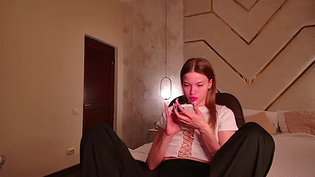 Snapshot of EmmyMills chatting on 04.15.26 EmmyMills online show from 04.15.26