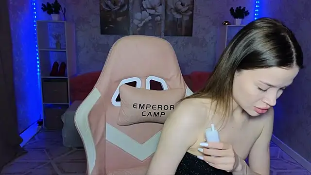 Snapshot of EmmyMills chatting on 05.02.26 EmmyMills online show from 05.02.26