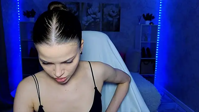 Snapshot of EmmyMills chatting on 05.31.26 EmmyMills online show from 05.31.26