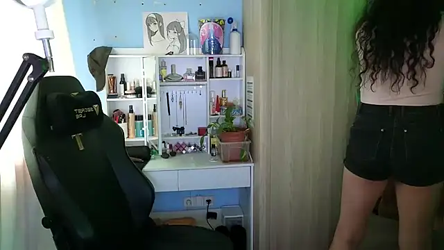 Snapshot of MemiKouki chatting on 10.14.25 MemiKouki online show from 10.14.25