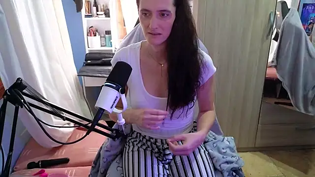 Snapshot of MemiKouki chatting on 10.25.25 MemiKouki online show from 10.25.25