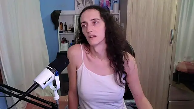 Snapshot of MemiKouki chatting on 11.20.25 MemiKouki online show from 11.20.25