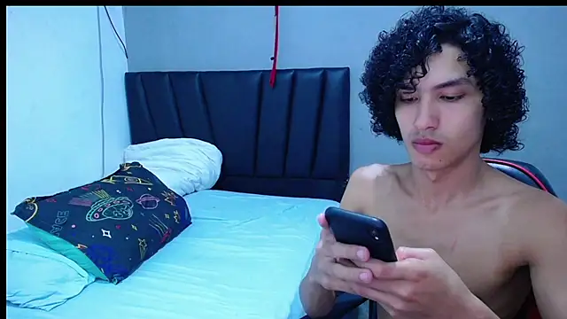 Snapshot of Tayronx33 chatting on 11.01.25 Tayronx33 online show from 11.01.25