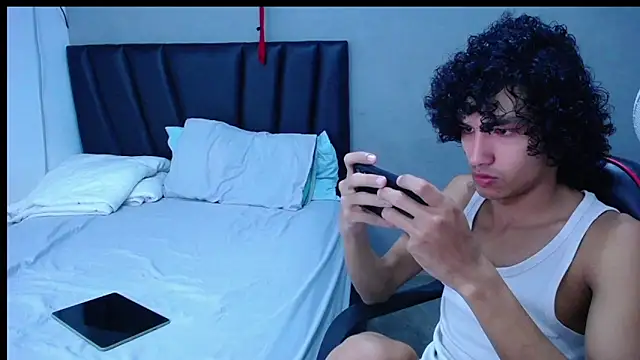 Snapshot of Tayronx33 chatting on 11.02.25 Tayronx33 online show from 11.02.25