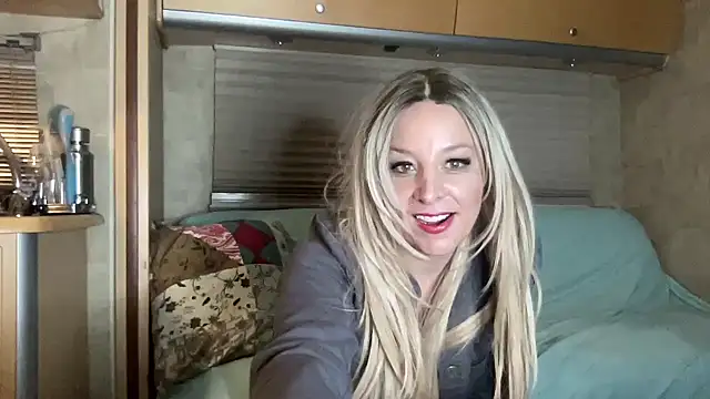 Snapshot of MonroeLoves chatting on 12.15.25 MonroeLoves online show from 12.15.25