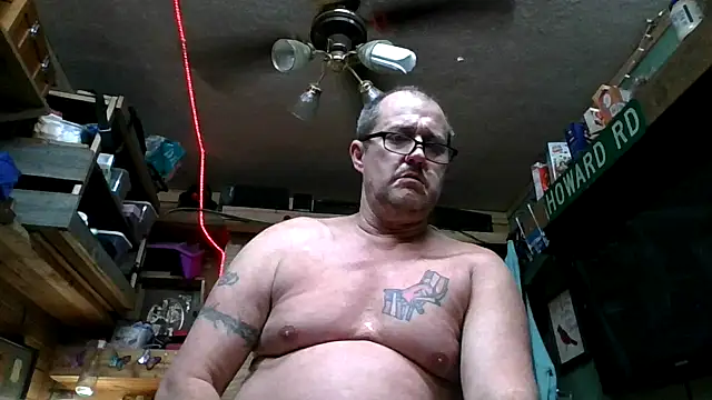 Snapshot of FKHoward chatting on 04.06.26 FKHoward online show from 04.06.26