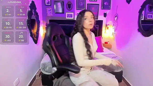 Charlotte  Benett online show from 03.20.25