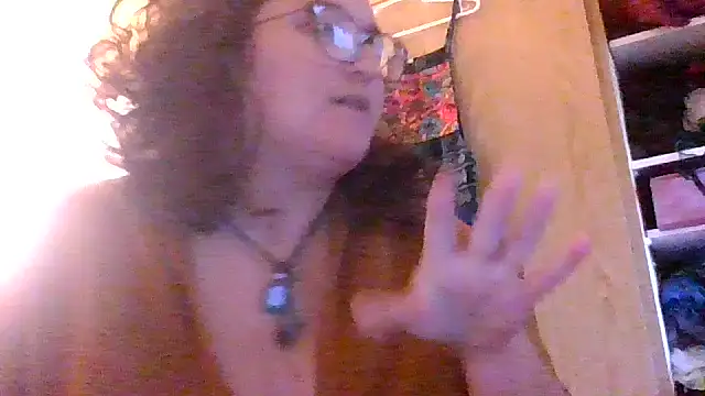 Snapshot of juicyrubies chatting on 10.29.25 juicyrubies online show from 10.29.25