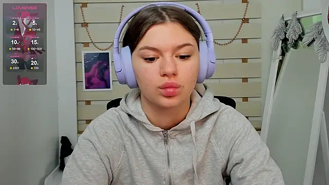 Josephine Kiss online show from 01.12.25