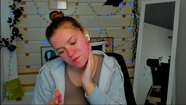 Snapshot of Josephine_Kiss chatting on 04.25.26 Josephine Kiss online show from 04.25.26