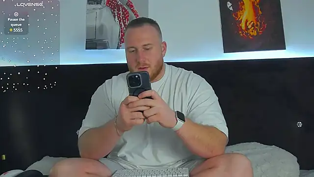 Snapshot of RoddyStill chatting on 01.05.25 RoddyStill online show from 01.05.25