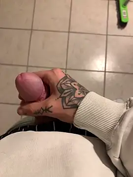 Snapshot of YoungDick25 chatting on 10.30.25 YoungDick25 online show from 10.30.25