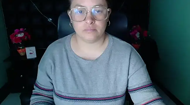 Snapshot of SaraThomso chatting on 12.28.24 SaraThomso online show from 12.28.24