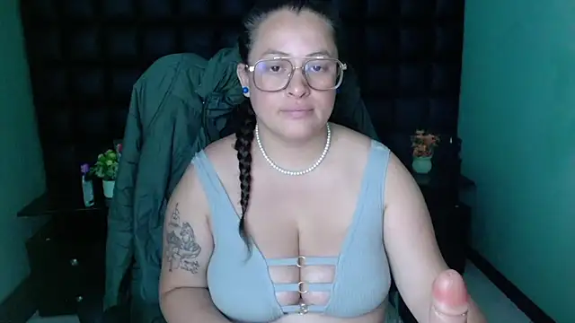 Snapshot of SaraThomso chatting on 02.21.25 SaraThomso online show from 02.21.25