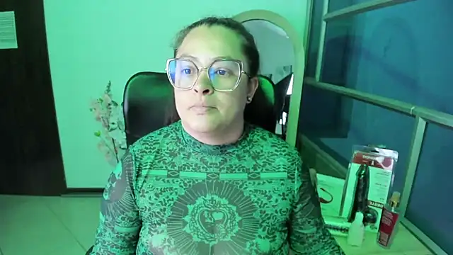 Snapshot of SaraThomso chatting on 09.10.25 SaraThomso online show from 09.10.25