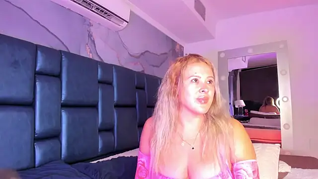 Snapshot of ALONDRAMILF chatting on 11.12.25 ALONDRAMILF online show from 11.12.25