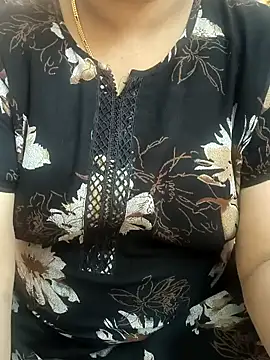 Snapshot of cuteyqueen chatting on 12.19.24 cuteyqueen online show from 12.19.24