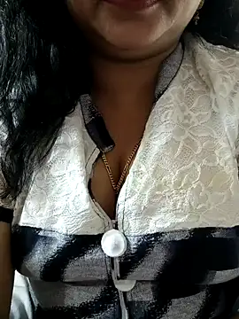 Snapshot of cuteyqueen chatting on 01.13.25 cuteyqueen online show from 01.13.25