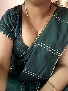 Snapshot of cuteyqueen chatting on 02.25.25 cuteyqueen online show from 02.25.25