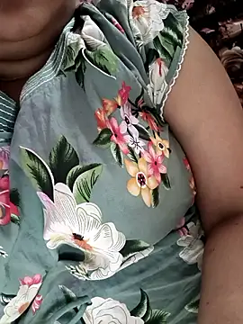 Snapshot of cuteyqueen chatting on 03.23.25 cuteyqueen online show from 03.23.25