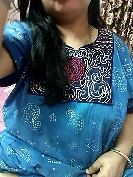 Snapshot of cuteyqueen chatting on 10.07.25 cuteyqueen online show from 10.07.25