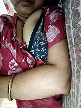 Snapshot of cuteyqueen chatting on 10.12.25 cuteyqueen online show from 10.12.25