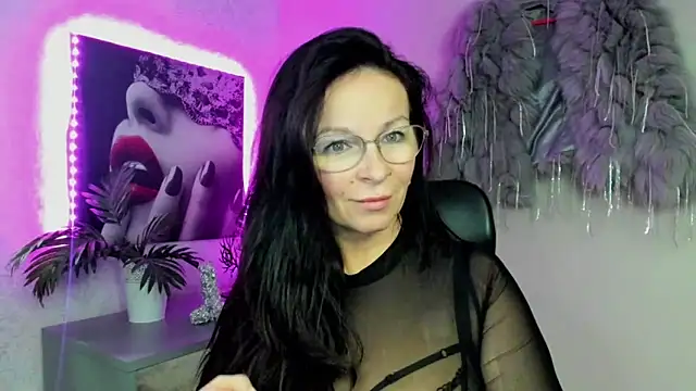 HelenLuxx online show from 11.28.25