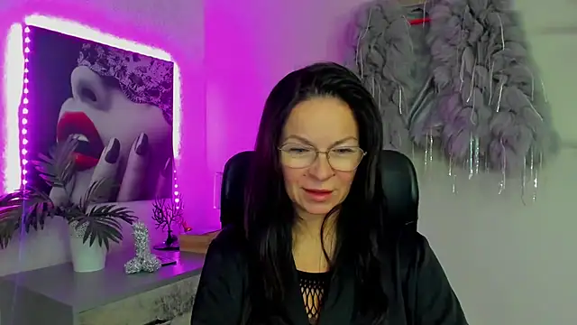 HelenLuxx online show from 11.29.25