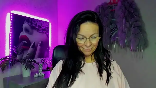 HelenLuxx online show from 11.30.25