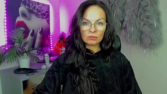 HelenLuxx online show from 02.04.26