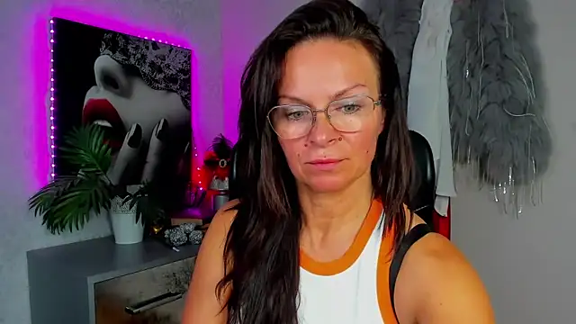 Snapshot of HelenLuxx chatting on 06.11.26 HelenLuxx online show from 06.11.26